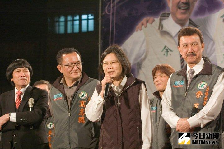 ▲蔡英文（前中）讚許余天（右）服務基層的心願。（資料圖／翻攝自余天臉書）