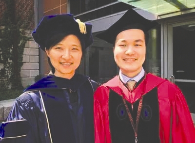 莊小威與『弟子』何江合影。