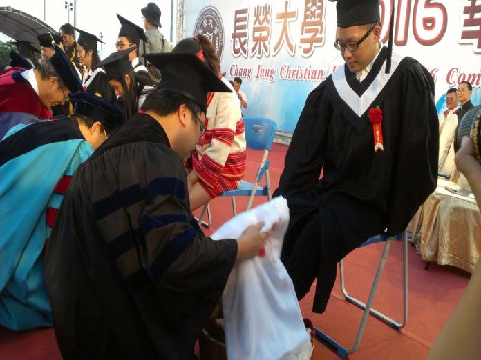 長榮大學畢業典禮有2300位畢業生參加，由校長李泳龍主持。除頒發優秀學生獎項外，傳統的洗腳禮，讓畢典場面變得溫馨感人。