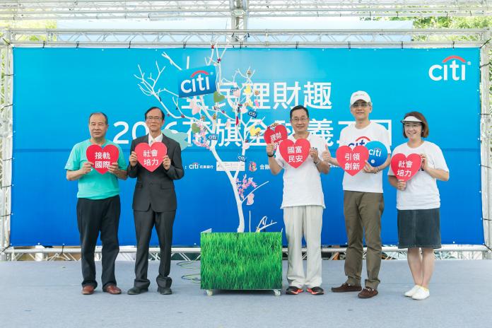 ▲ 2016花旗全球義工日「全民理財趣」活動登場，左起聯合勸募協會理事長陳永清、賽珍珠基金會董事長尤英夫、金管會副主委桂先農、花旗\\(台灣\\)銀行董事長管國霖與花旗（台灣\\)）銀行消費金融總事業群負責人李芸掛上許願卡。（圖／花旗銀行提供，2016.5.27）