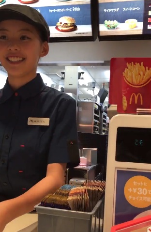 ▲戀愛了！男網友麥當勞「加點微笑」，清新女店員神回。（圖／翻攝自推特）