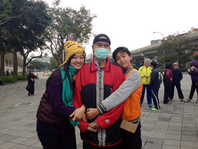 抗癌成功的田徑名將古金水（中）1日在家人的陪伴下參加元旦健走活動，他的女兒古筠（左）表示，感謝大家的支持讓爸爸病情好轉，她會持續努力不讓爸爸擔心，也希望身邊的人在新的一年都能平安。中央社記者李晉緯攝 105年1月1日