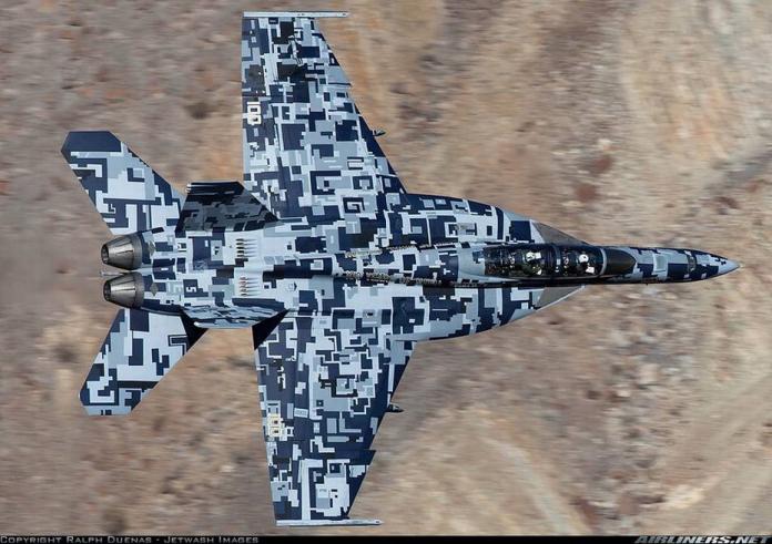 美國F／A-18戰鬥機的數碼迷彩塗裝。