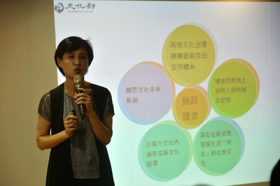 文化部24日舉行部長就任及施政說明會，部長鄭麗君（圖）介紹文化部團隊，並說明未來施政規畫。中央社記者孫仲達攝  105年5月24日