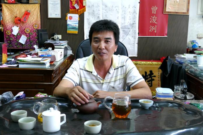 茶農曾浚洌以精湛的製茶技術，拿下竹山鎮農會新品質組104年冬茶及105年春茶特等獎連莊。