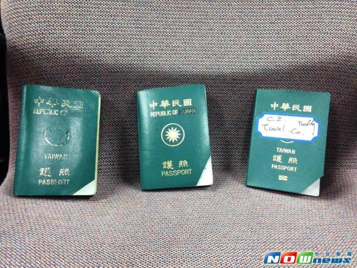 ▲林昶佐展示他的護照表示，為了能夠順利通關，曾用過貼紙、抹去等方式來改變護照封面，並說，這樣的方法真的讓他能夠通行無阻。（圖／記者陳彥驊攝,2016.03.07）