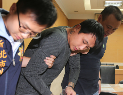 檢警偵辦香港富商黃煜坤遭綁案，28日將嫌犯（中）移送台北地檢署。中央社記者謝佳璋攝  104年10月28日