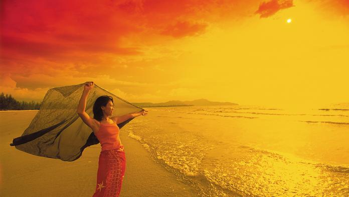 ▲馬來西亞一名學者近日公開表示，大馬的自然風光「比泰國美400倍」，引發網友熱議。圖為壯闊的沙巴落日。（圖／馬來西亞觀光局提供）