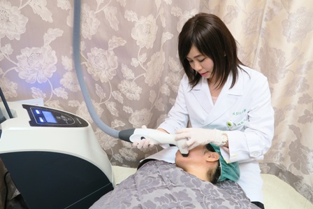 ▲林鳳玲醫師使用Reaction電波系統。（圖／醫師提供）