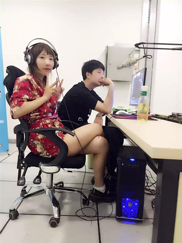 遊戲直播中的兔子。