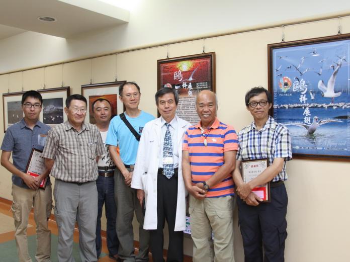 ▲成大醫院藝術走廊鷗科展翅攝影展，看見稀有細嘴鷗。