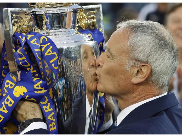 萊城主帥Claudio Ranieri親吻英超冠軍獎盃。（圖／美聯社／達志影像）