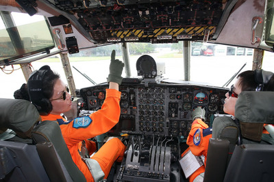陳月芳圓從軍夢讀醫專的陳月芳（左）畢業後報考空軍官校，從原本連開車都不會，到開著飛機直上青天，成首位C-130運輸機女性中隊長，一圓從軍夢，也印證巾幗不讓鬚眉。（軍聞社提供）中央社記者陳培煌傳真 102年4月7日