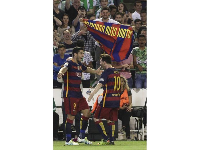 Messi（右）單場兩助攻，帶領球隊保住龍頭寶座。（圖／美聯社／達志影像）
