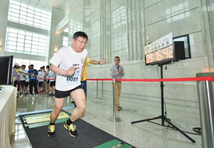 ▲台北101登高大賽一早正式開跑，超過4500名、32個國家選手參與，台北市長柯文哲今年成功雪恥，足足進步7分鐘，以38分41秒走完全程。（圖／台北101提供）