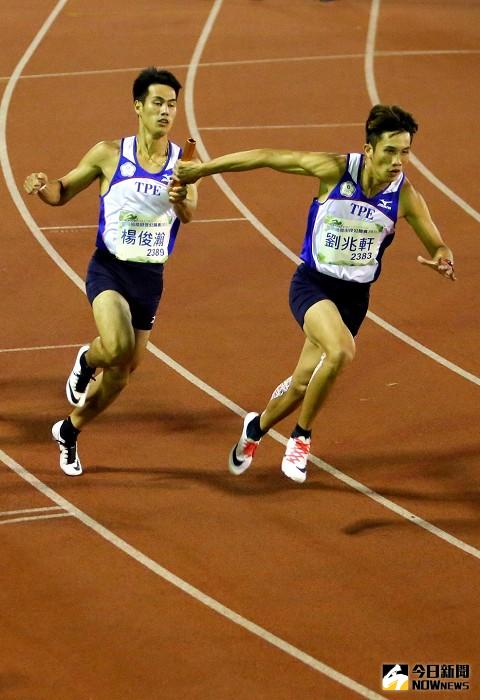 ▲2016國際田徑公開賽，男子400公尺接力壓軸登場，飛毛腿楊俊瀚(左)領軍，飆出39秒51打破高懸七年的全國青年紀錄。（圖／田徑協會提供）