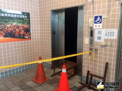 國立宜蘭大學1名約聘鄒姓男醫師，23日下午被夾在學校體育館的電梯1、2樓樓層間，不幸死亡。據了解，縣府於5月20日才剛抽驗體育館電梯。中央社記者沈如峰攝 105年5月23日