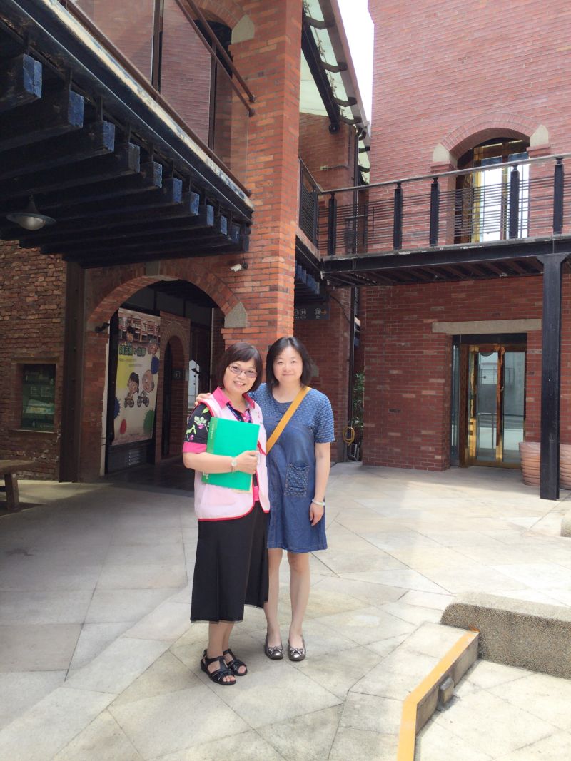▲導覽的解說志工江麗玲(左)與台北電台主持人欣亞(右)合照。（圖／台北電台提供）