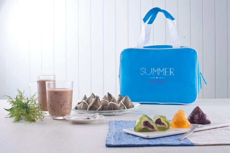 ▲統一星巴克門市即日起推出端午時令限定甜點星冰粽及禮盒預購活動，共有夏日都會星冰粽禮盒、夏日沁涼星冰粽禮盒2種，並同步祭出端午節為主題的馬克杯、冷水壺。（圖／星巴克提供）