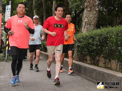 前總統馬英九（前右）卸任後的第一天，21日早晨沿著台北市興隆路老家前公園周邊跑步。中央社記者謝佳璋攝 105年5月21日