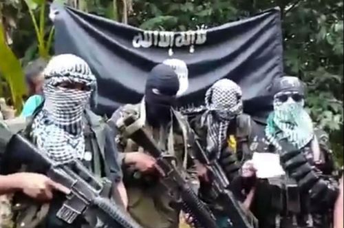 ▲菲律賓政府軍14日南下清剿民答那峨島（Mindanao）叛軍「阿布沙耶夫」（Abu Sayyaf）組織的1座基地，總共擊斃26名叛軍士兵，期中包括1名馬來西亞籍的「伊斯蘭國」(IS)聖戰士。（圖／翻攝自推特）