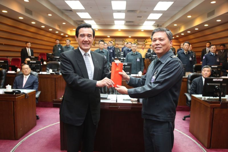 ▲馬英九26日視導漢光32號演習，在國防部長高廣圻及參謀總長嚴德發的陪同下，聽取簡報，頒贈團體獎金，並對國軍重要幹部實施精神講話。（圖／國防部提供.2016.4.26）