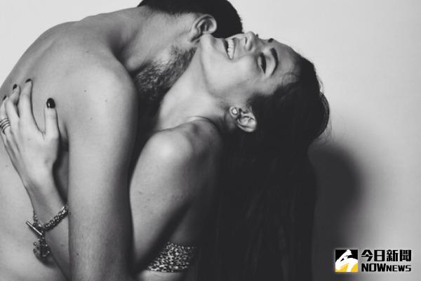 ▲如果有女性想要和30cm的巨屌男愛愛，美國網站《Bustle》提出7點要女性注意。（圖／翻攝自yourtango）