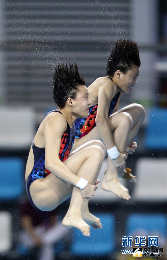 圖為5月9日，上海隊選手夏冰清/夏玉潔在2016年大陸全國跳水冠軍賽暨里約奧運會選拔賽女子雙人10米跳台決賽中。夏冰清比姐姐晚一分鐘出生，性格更為活潑。她表示，她們的下一個目標是全運會冠軍。