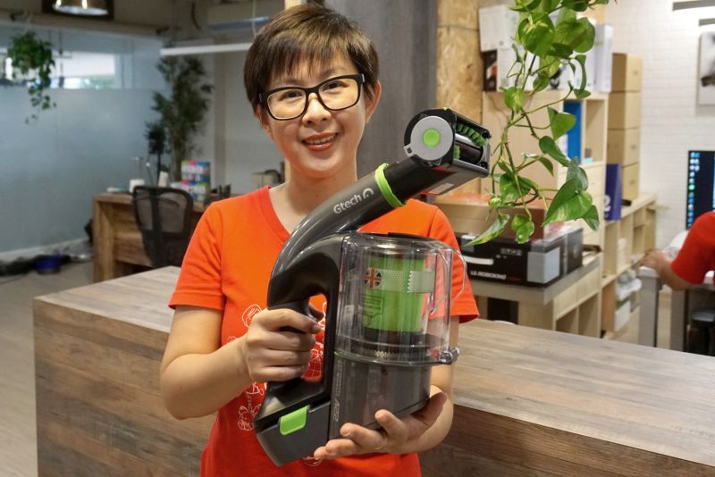 ▲Gtech Multi 「小綠 Plus」手持式無線吸塵器，有電動滾刷拍打頭，更能達到吸除灰塵、塵螨、棉絮效果。（圖／486團購提供）