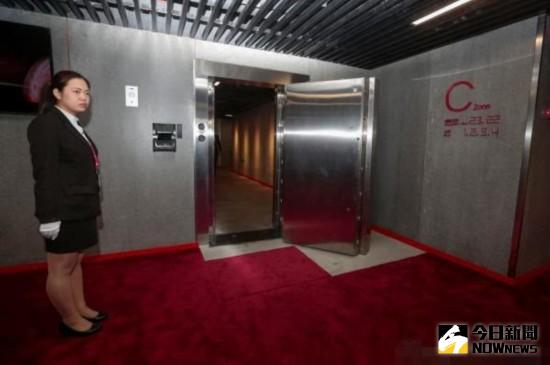 這座地下私人保管庫就位于上海中心的地下，與大廈一體澆築而成，有3萬多個保險箱和24間庫房。