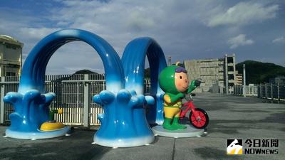 民眾最近經過國立海洋科技博物館，不難發現北寧路旁多了兩組造型活潑的吉祥物，分別為「北火熊」與「探索女孩」，引導遊客暢遊海科館。（國立海洋科技博物館提供）中央社記者王朝鈺傳真 105年1月28日