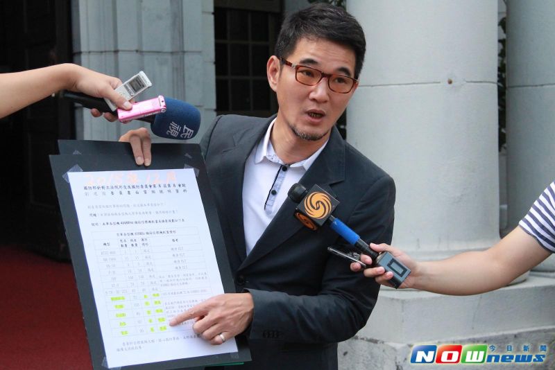 ▲民進黨立委劉建國質疑空軍飛行員的求生發報機配備採購有弊端，12日至監察院檢舉並要求監察院進行調查。（圖／記者葉滕騏攝,2016.05.12）