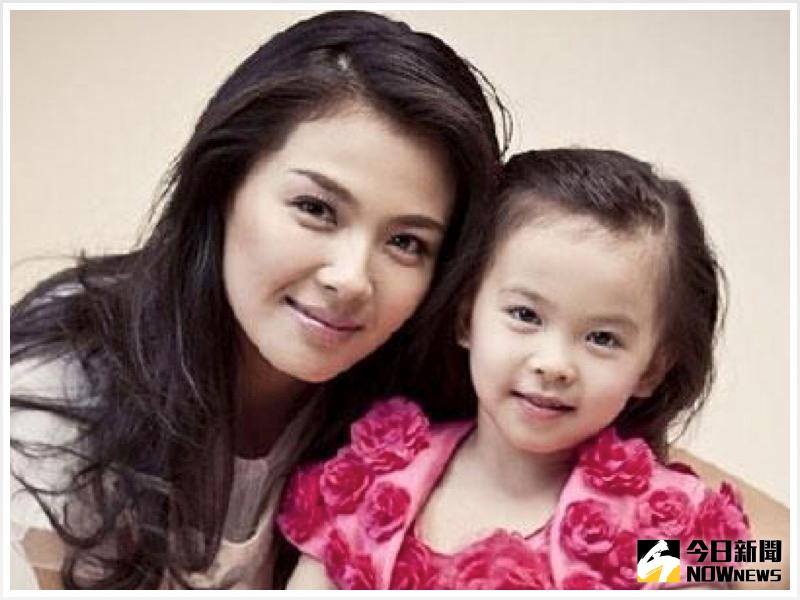 ▲劉濤（左）和女兒王紫嫣頗為神似，母女倆都有雙大眼睛。（圖／翻攝自微博，2016.05.29）