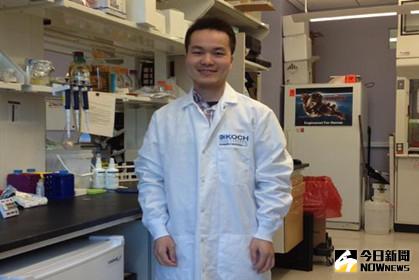 何江在美國實驗室。