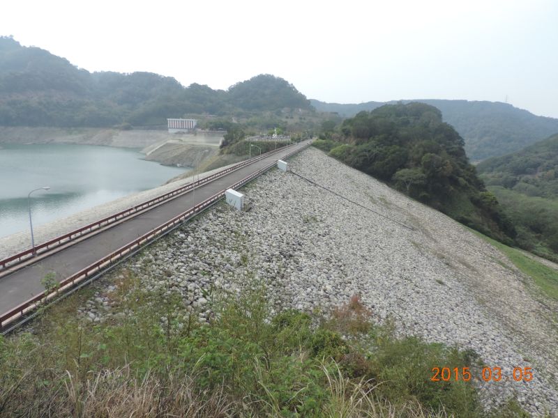 ▲為了極大化再生能源，台電近期以苗栗鯉魚潭現有的水利設施，推動「小型水力發電」。圖為苗栗鯉魚潭。（圖／翻攝自經濟部水利署官網）