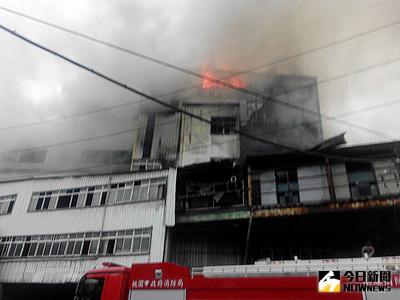 中壢工廠火警傳爆炸聲（1） 桃園中壢區北園路26日下午發生工廠火警，現場傳出爆炸聲，現場回報10多人臉及肢體燒灼傷，陸續送醫急救。中央社記者卞金峰攝　104年1月26日
