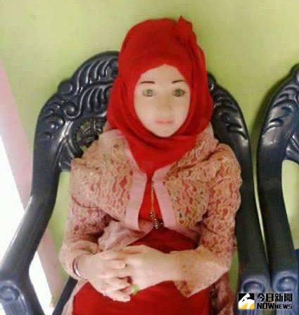 ▲印尼漁民誤把充氣娃娃當天使。（圖／翻攝自metro）