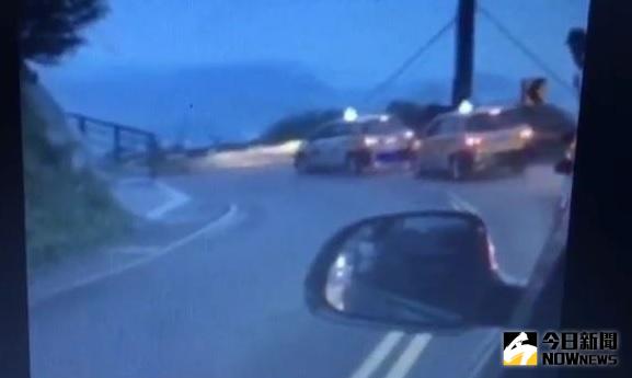 ▲計程車運將們因不滿警察取締違停，在上月30日串聯發起「慢慢開」行動，癱瘓九份山路。（圖／翻攝自臉書社團「瑞芳要更好」）