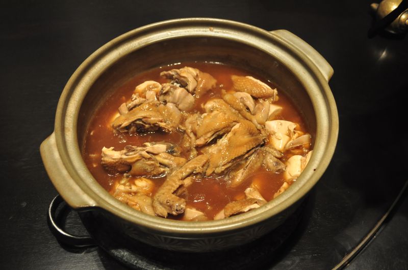 ▲「花雕煀雞」的花雕酒的香氣撲鼻而來，雞肉鮮香軟嫩，做工繁複費時，是造訪福臨門時的必點名菜。（圖／馬怡健攝,2016.05.25）