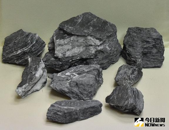 ▲蘇花改最搶手的觀音隧道「貫通石」，相傳有「求子得子」的奇異之說。（圖／翻攝自鄭運鵬臉書）