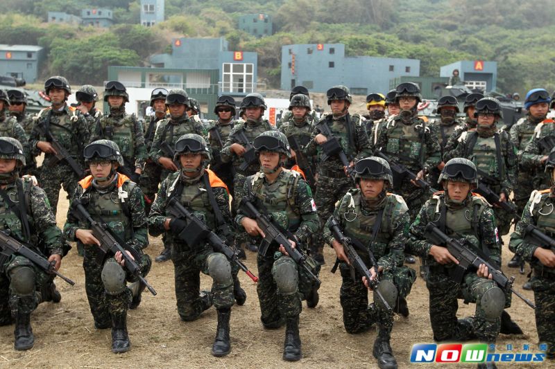 海軍陸戰隊99旅步三營步七連弟兄春節期間加強戰備。（記者邱榮吉/高雄左營拍攝）