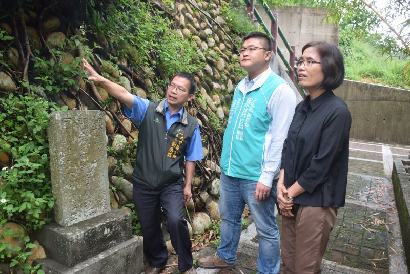 大甲神秘墓破地理流傳歷史、大安螺絲港盛衰史，有益地方觀光，立法院副院長蔡其昌國會助理施志昌昨日會同大甲區長劉來旺等人士會勘。記者陳榮昌／攝