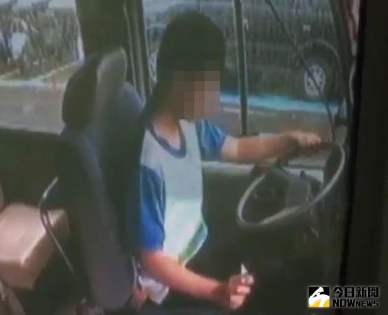 ▲15歲的少年自稱為了體驗開車的樂趣，竟然潛入公車總站內，將小巴士偷開走。（圖／社會中心翻攝）