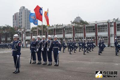 空軍儀隊 「飛行的年代─中華民國空軍特展」30日在台北市仁愛路三段的空總舊址舉行開幕典禮，空軍儀隊也現場表演，十分精彩。中央社記者黃意涵攝                  103年3月30日