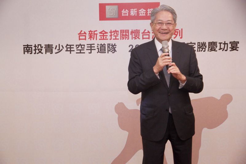 ▲台新金控董事長吳東亮設宴勉勵南投青少年空手道隊。（圖／台新金提供，2016.5.26）