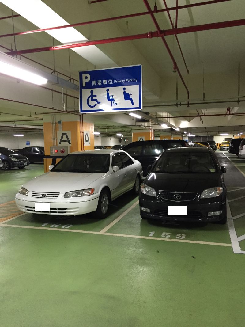 ▲北市停管處於醫療院所鄰近公有停車場及路邊停車格劃設「博愛車位」，預計試辦6個月。（圖／北市停工處提供）