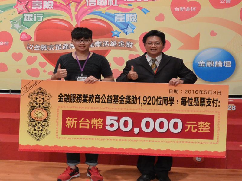 台灣首府大學陳永炬等12位學生獲獎，台首大副校長戴文雄陪同陳永炬同學前往接受頒獎。