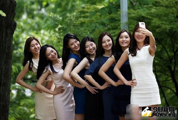 梨花女子大學女學生拍畢業照。