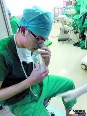 鄺致豪在手術室站台19個小時後喝葡萄糖補充體力。