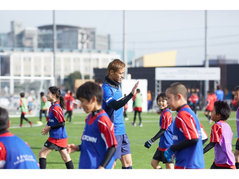 本田圭佑推廣足球不遺餘力，開辦足球學校至今已滿4年。（圖／HONDA ESTILO提供）